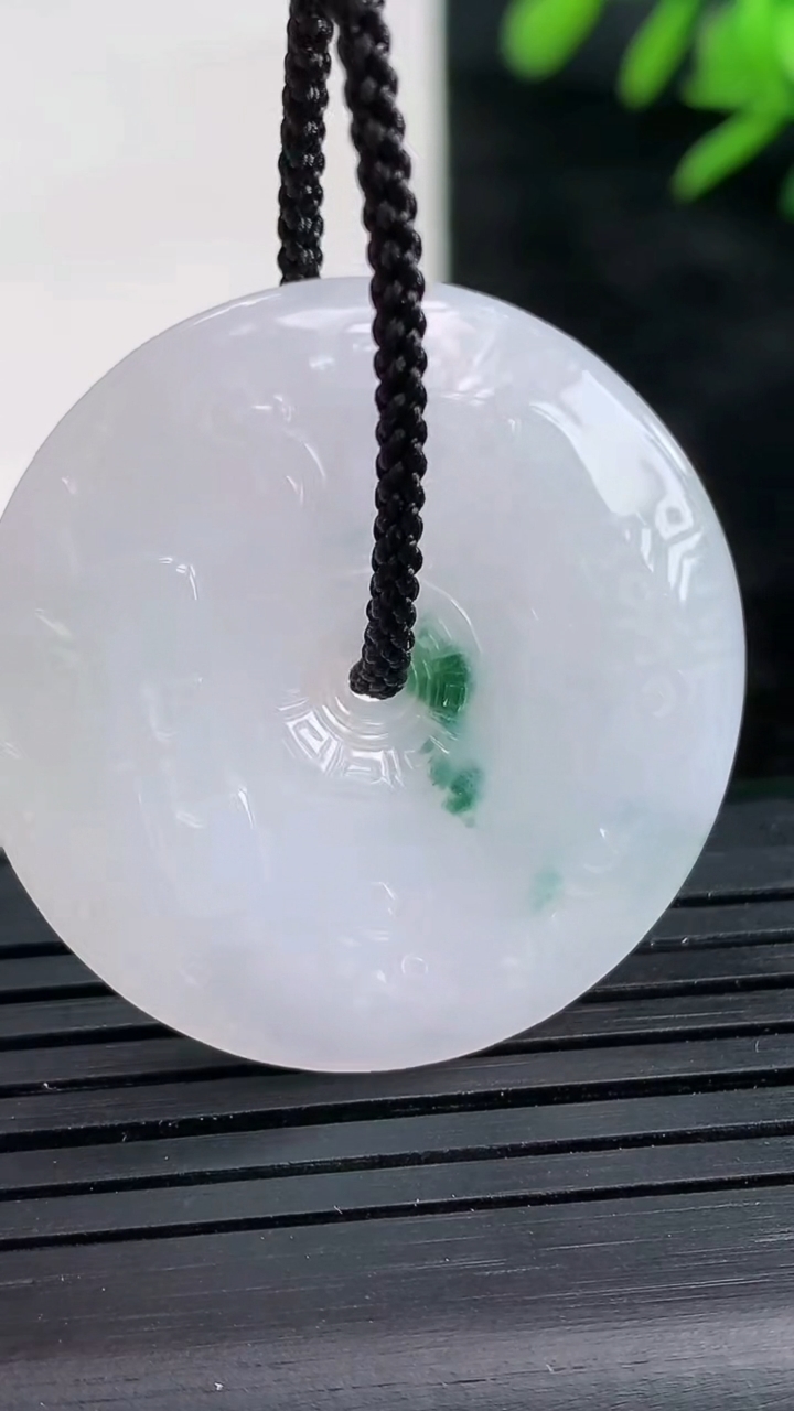 天然A货翡翠飘花复古平安扣吊尺寸34.2-4.7重量:10.71g
3月27日