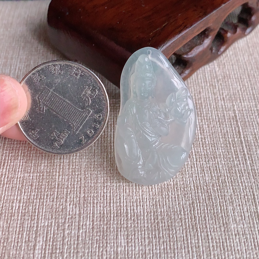 天然A货翡翠大势至菩萨吊坠 
尺寸36-20.7-4.8mm 重量6.70g 0326