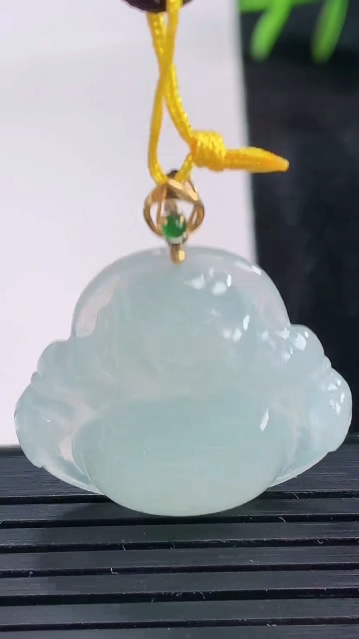 天然A货翡翠佛公吊坠尺寸25.9-27.5-6.1重量:6.45g
3月27日