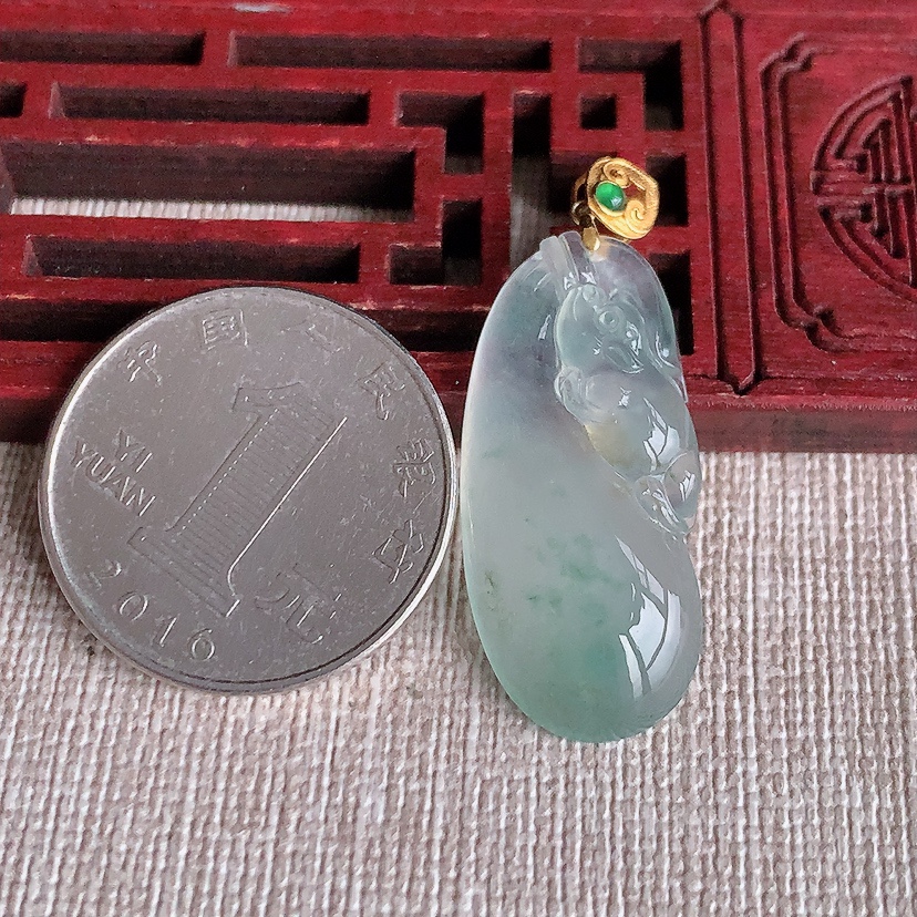 天然A货翡翠18K金扣头飘花福袋代代有钱吊坠 
尺寸30.7-14.3-5mm 重量4.38g 0326