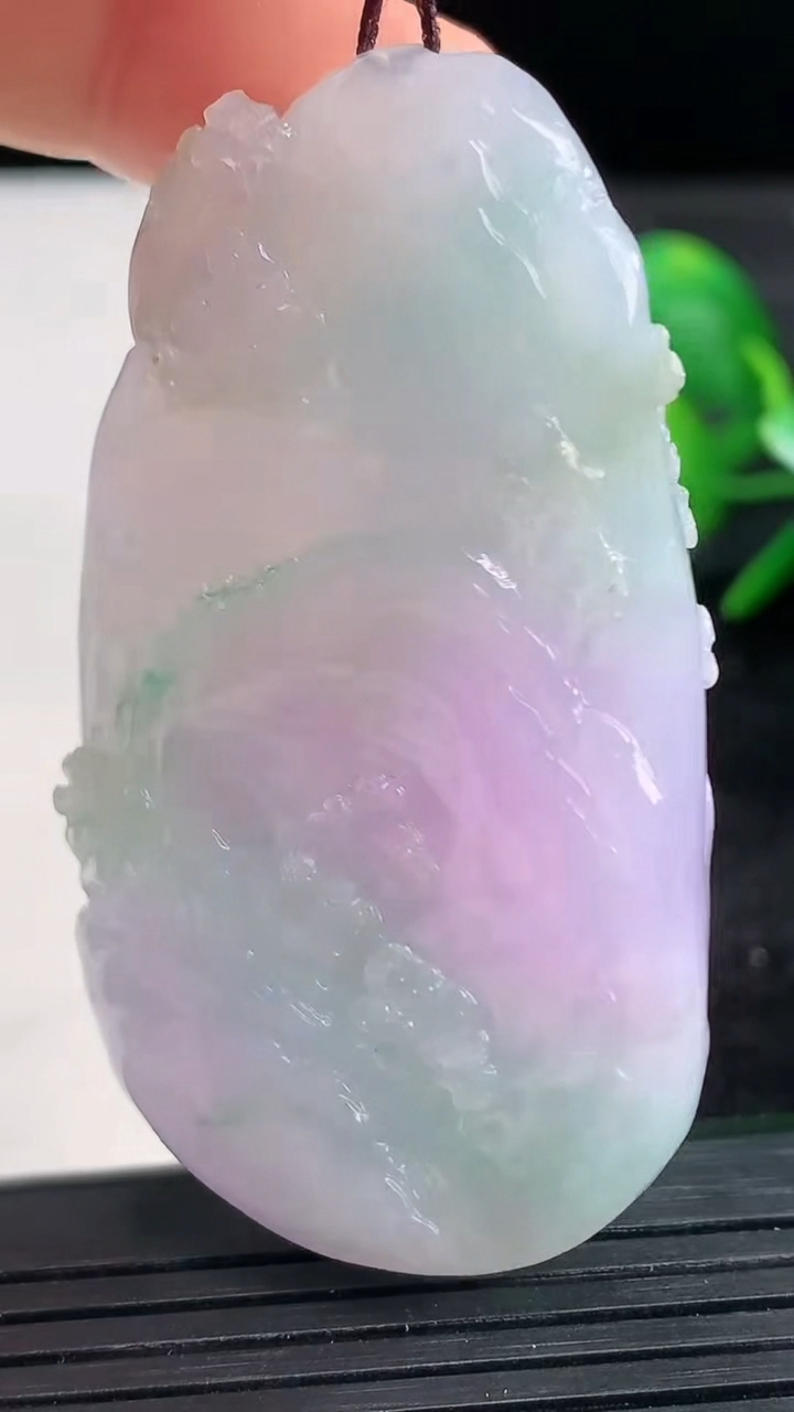 天然A货翡翠春带彩紫罗兰山水牌吊坠尺寸57.8-33.6-13.8重量:48.60g
3月27日