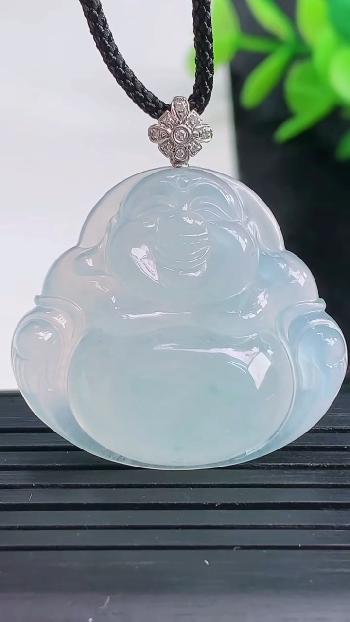 天然A货翡翠种飘花佛公吊坠尺寸28.8-32.1-6.1重量:9.51g
3月27日