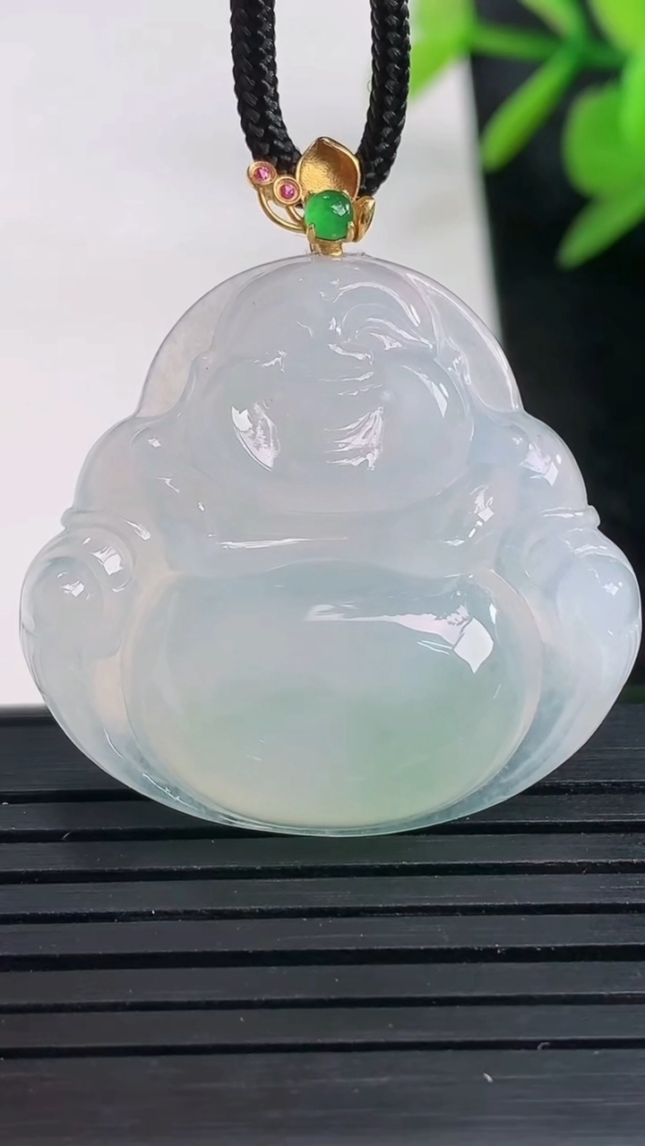 天然A货翡翠佛公吊坠尺寸29.9-32.1-6.6重量:9.48g
3月27日