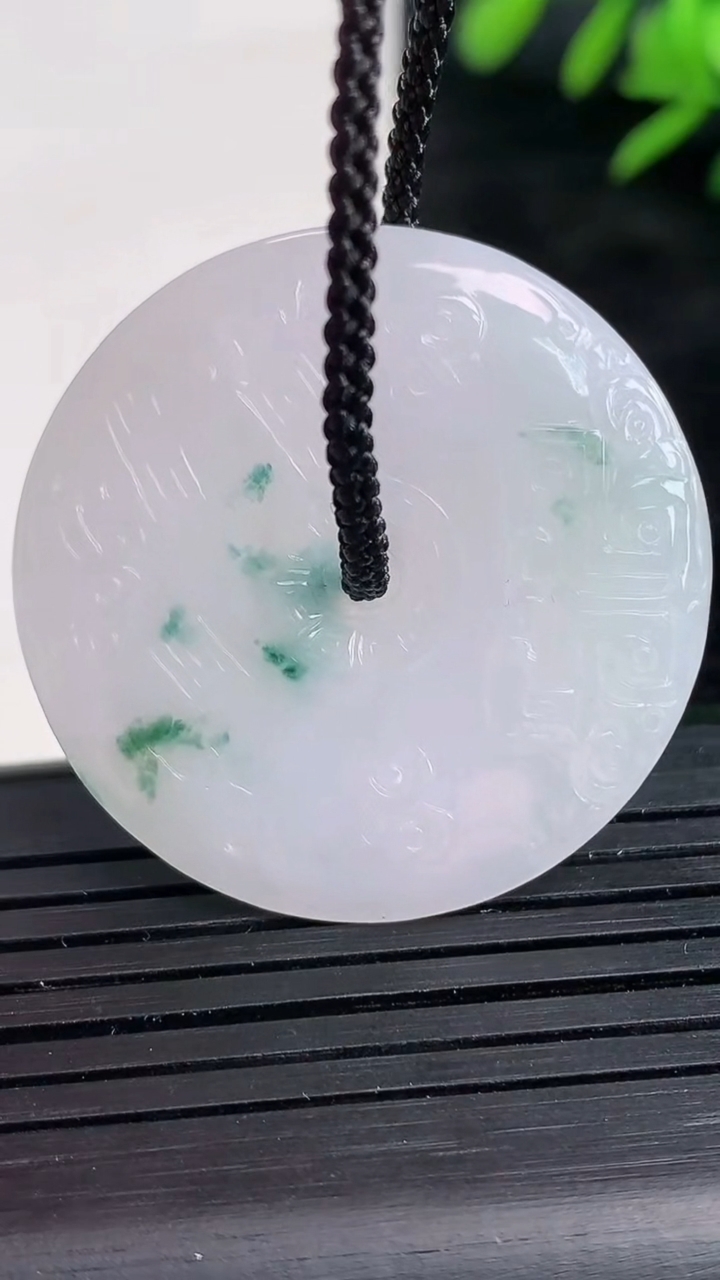 天然A货翡翠飘花复古平安扣吊尺寸34.2-4.7重量:10.71g
3月27日