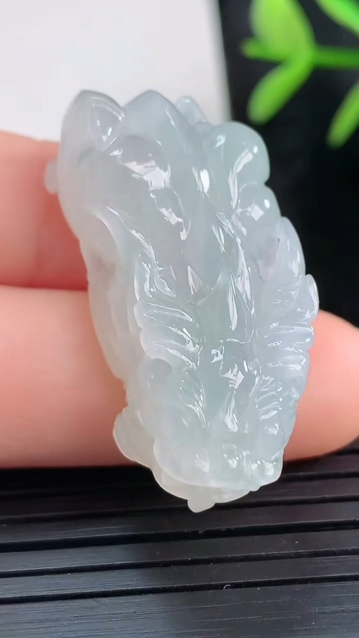 天然A货翡翠飘花貔貅吊坠尺寸34.9-16.1-12.1重量:13.26g
3月27日