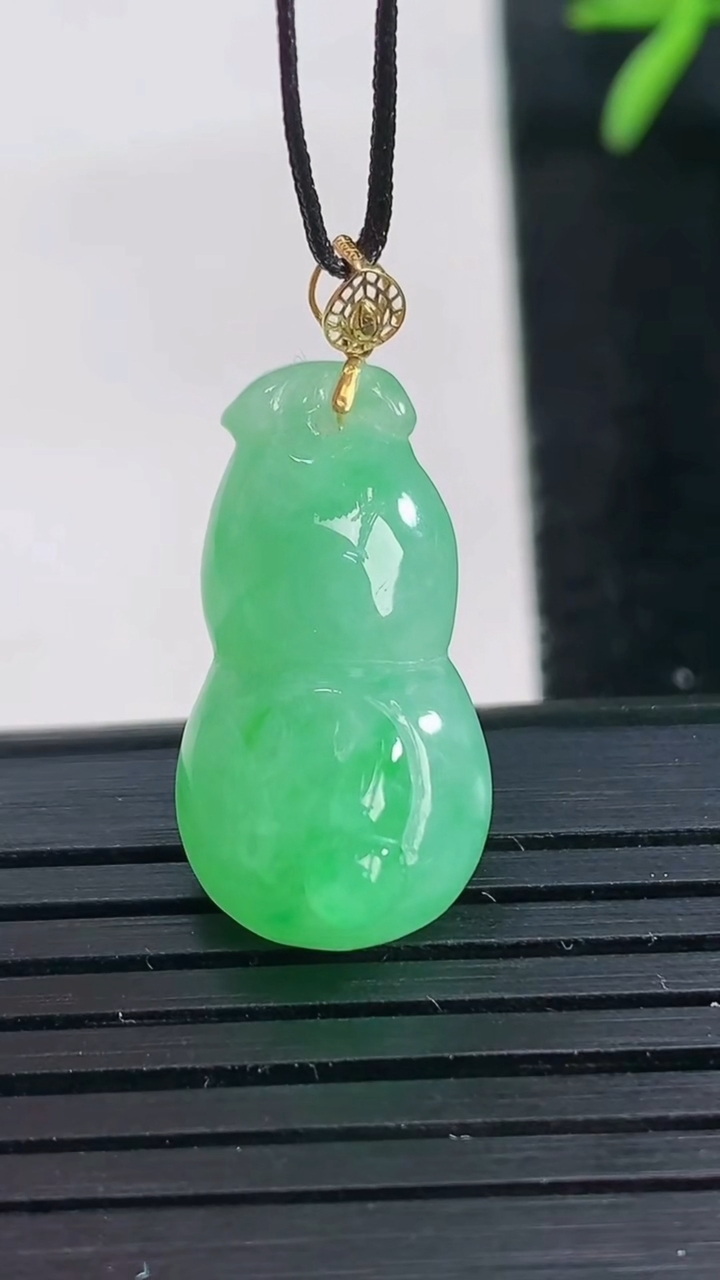 天然A货翡翠葫芦吊坠尺寸23.5-12.4-8.6重量:3.62g
3月27日