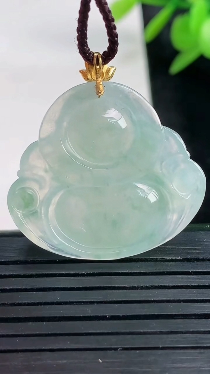 天然A货翡翠种飘花佛公吊坠尺寸26.9-30.4-6.3重量:7.33g
3月27日