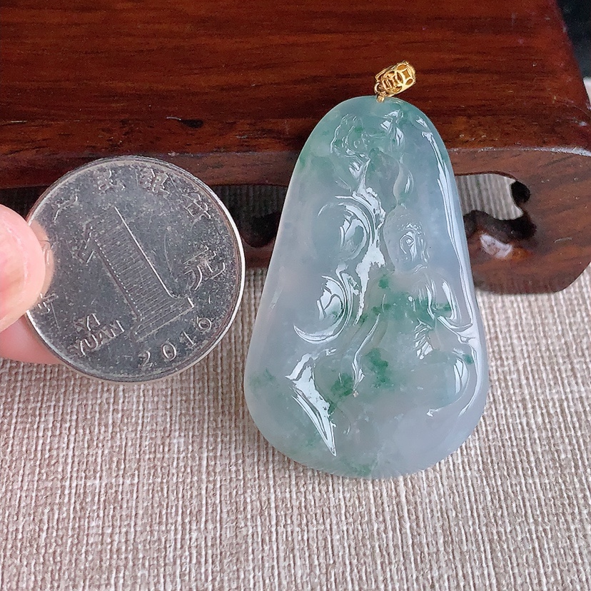 天然A货翡翠18K金扣头飘花自在观音吊坠 
尺寸42.2-27-5.6mm 重量13.00g 0326