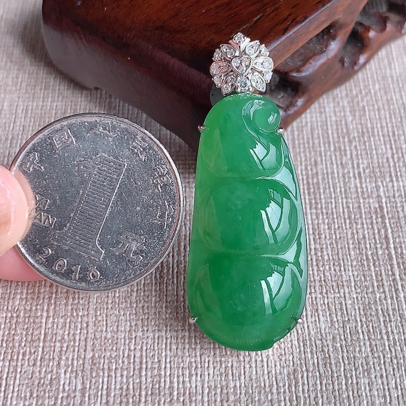 天然A货翡翠18K金伴钻镶嵌满绿四季豆福豆平安豆吊坠 
尺寸44-35.2-16.5-8.5mm 重量10.78g 0326