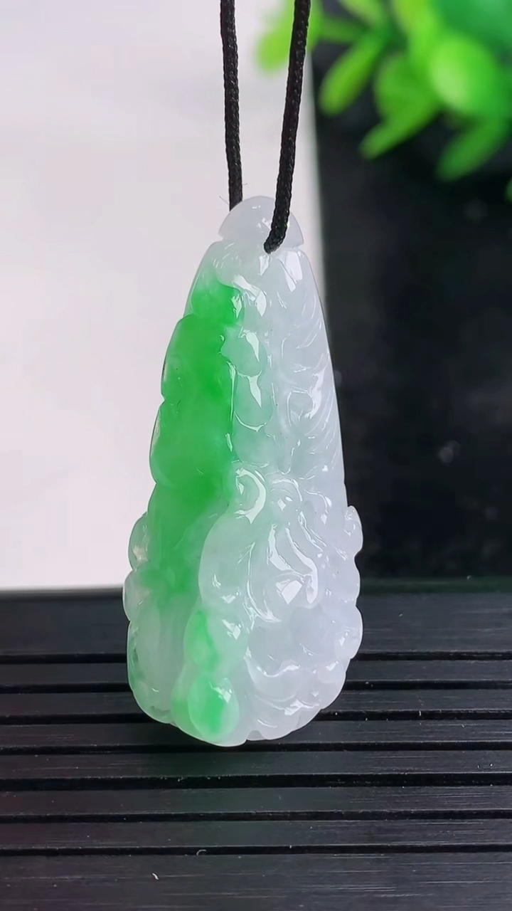天然A货翡翠白菜吊坠尺寸35.8-15.7-8.6重量:6.53g
3月27日