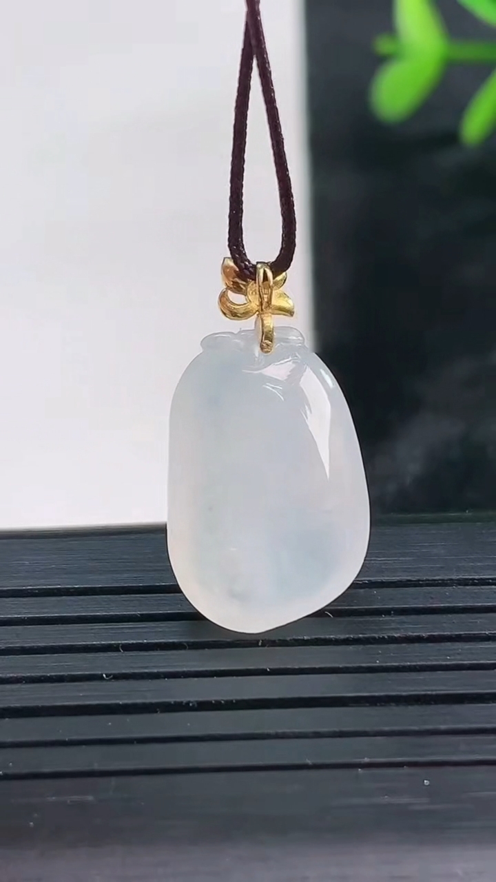 天然A货翡翠种白冰福瓜吊坠尺寸19.1-12.8-5.8重量:2.95g
3月27日