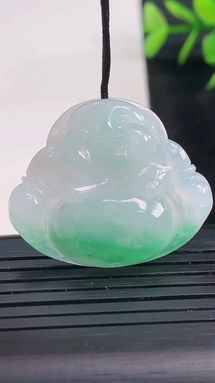 天然A货翡翠佛公吊坠尺寸27.8-33.6-6重量:7.99g
3月27日