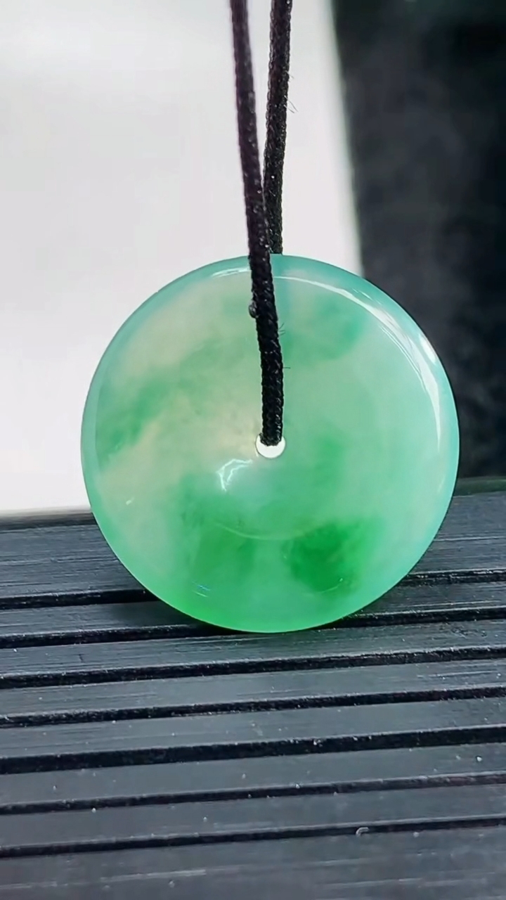 天然A货翡翠平安扣吊坠尺寸18.8-2.7重量:1.81g
3月27日