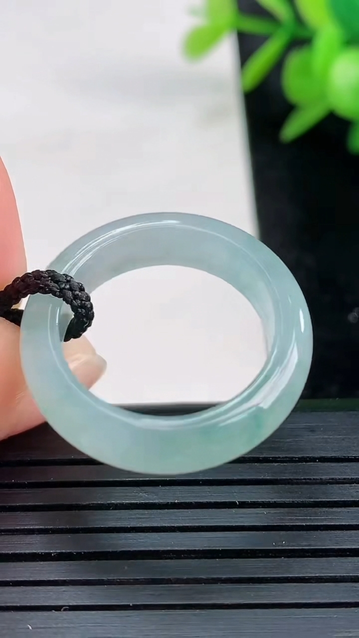 天然A货翡翠冰种飘花指环戒指尺寸18.9-5.7-3.4重量:3.89g2026年3月27日
工厂直销收藏佳品,种好水足，色泽均匀，有种有色，上手高大气！