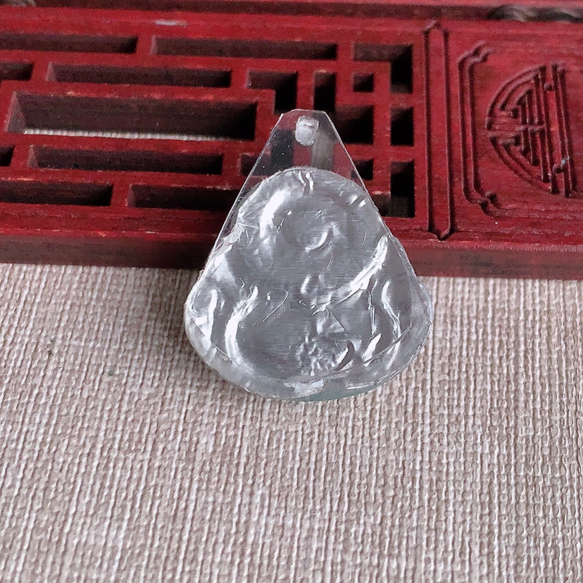 天然A货翡翠飘绿佛公吊坠 
尺寸23-24.8-6.5mm 重量5.90g 0326