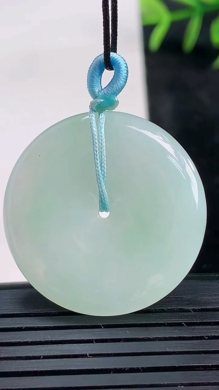 天然A货翡翠平安扣吊坠尺寸30.7-4.7重量:10.10g
3月27日