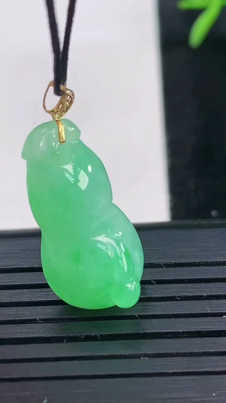 天然A货翡翠葫芦吊坠尺寸23.5-12.4-8.6重量:3.62g
3月27日
