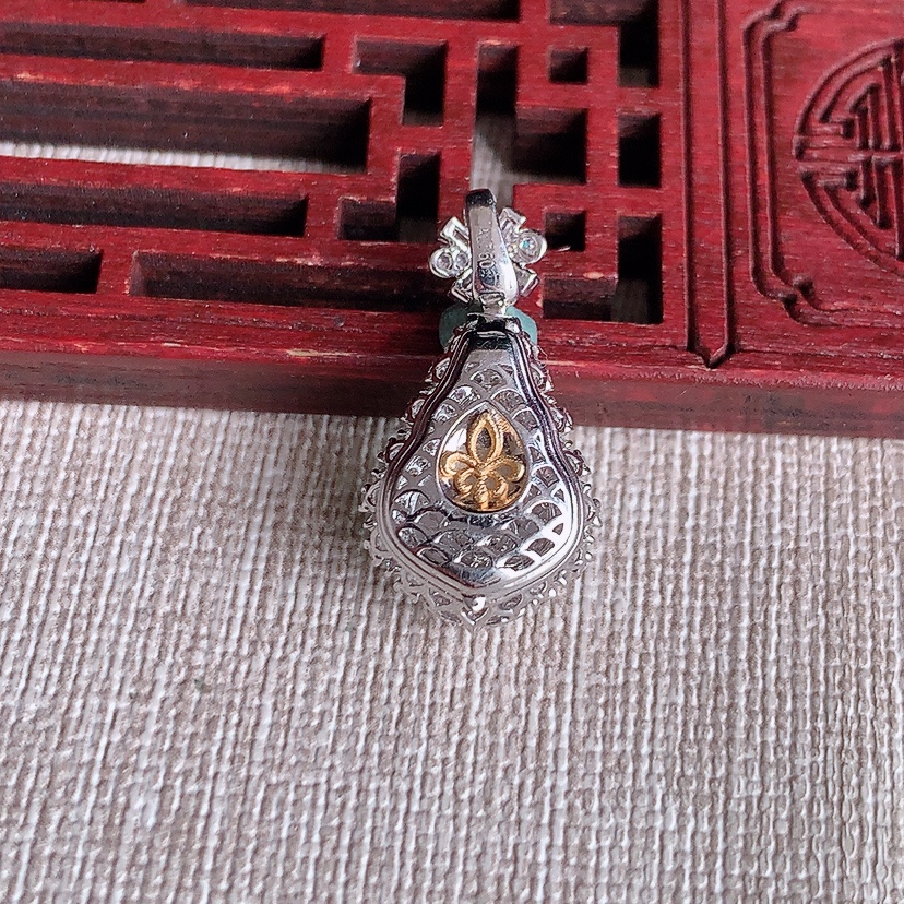 天然A货翡翠18K金伴钻镶嵌阳绿葫芦吊坠 
尺寸24.5-12.8-10.6裸石10.4-7.7mm