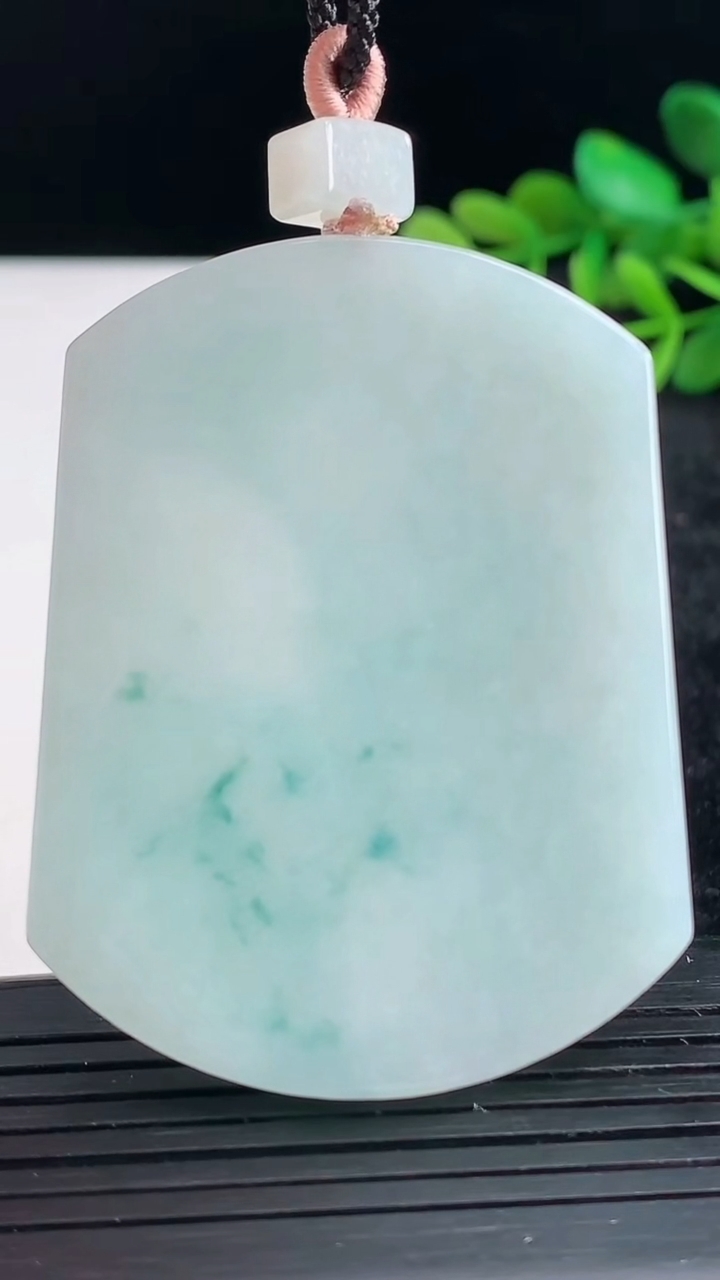 天然A货翡翠飘花无事牌吊坠尺寸55-42.2-5.4重量:39.83g
3月27日