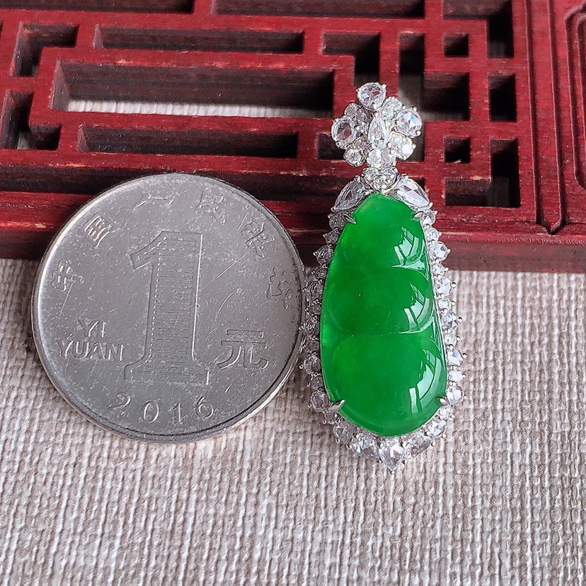 天然A货翡翠18K金伴钻镶嵌阳绿四季豆福豆平安豆吊坠 
尺寸33.7-14.4-10.2裸石20.6-10.3mm 重量5.72g 0326