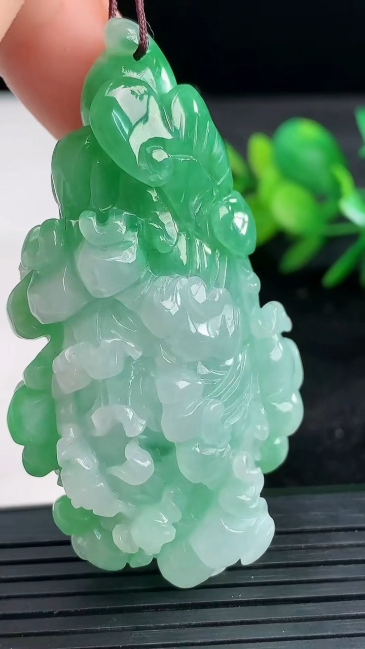 天然A货翡翠白菜吊坠尺寸60.8-34.6-19.2重量:50.94g
3月27日