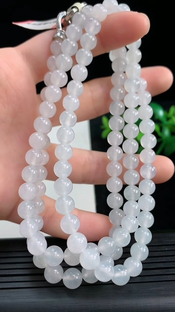 天然A货翡翠圆珠项链尺寸6.8-108颗重量:59.04g3月27日
工厂直销收藏佳品,种好水足，色泽均匀，有种有色，上手高大气！