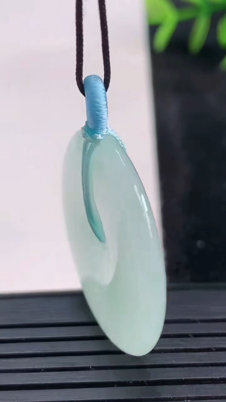 天然A货翡翠平安扣吊坠尺寸30.7-4.7重量:10.10g
3月27日