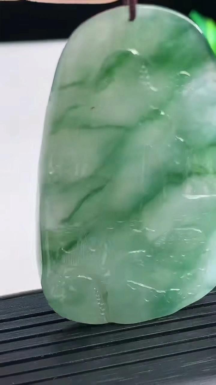 天然A货翡翠山水牌吊坠尺寸59-37-7.6重量:29.61g
3月27日