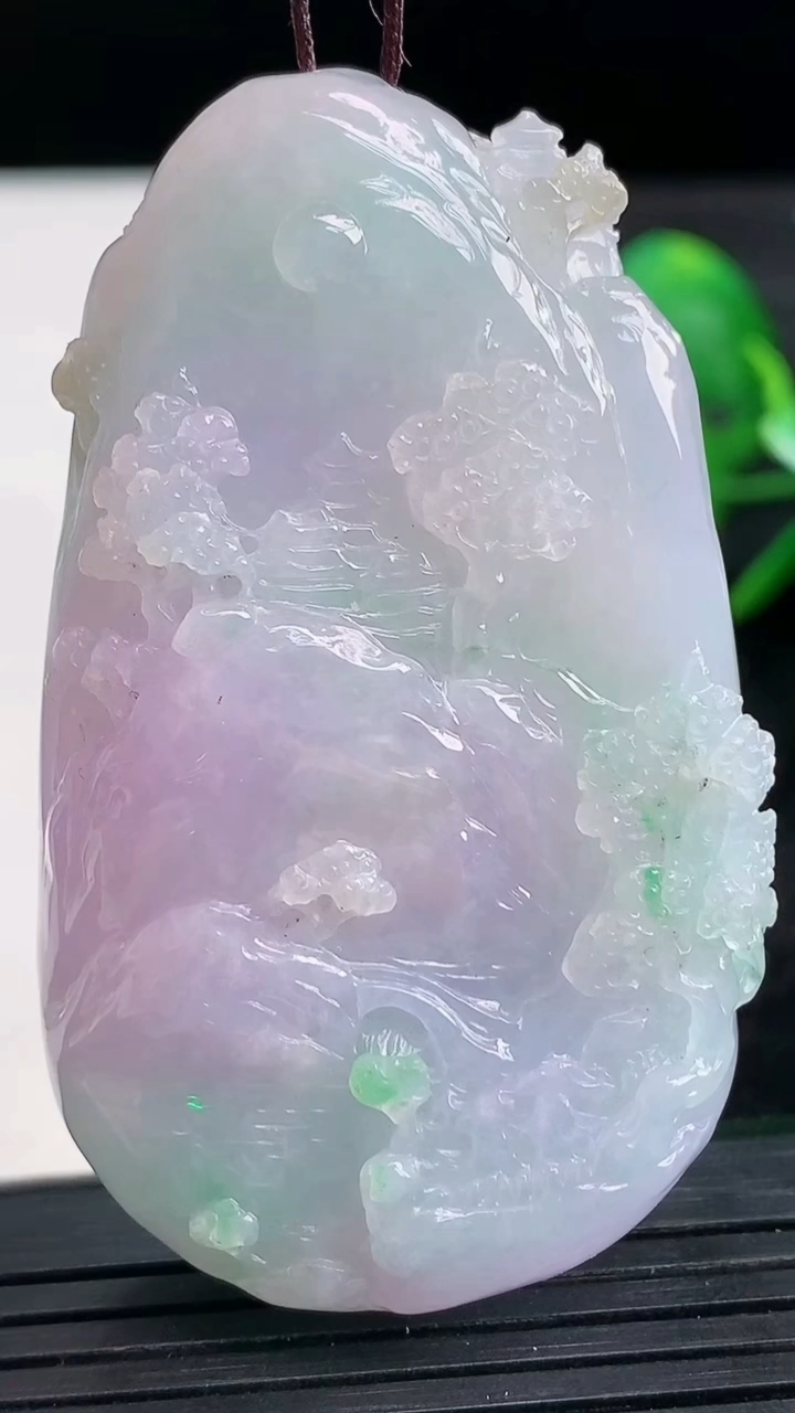 天然A货翡翠春带彩紫罗兰山水牌吊坠尺寸57.8-33.6-13.8重量:48.60g
3月27日