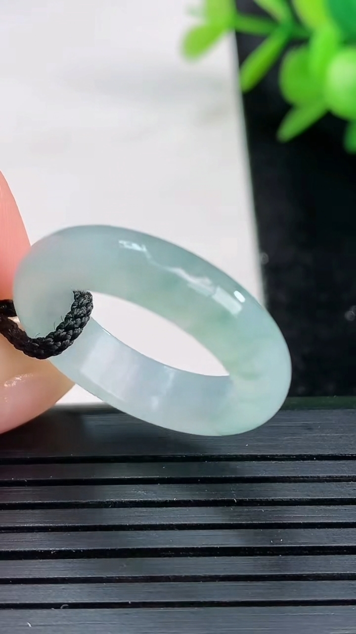 天然A货翡翠冰种飘花指环戒指尺寸18.9-5.7-3.4重量:3.89g2026年3月27日
工厂直销收藏佳品,种好水足，色泽均匀，有种有色，上手高大气！