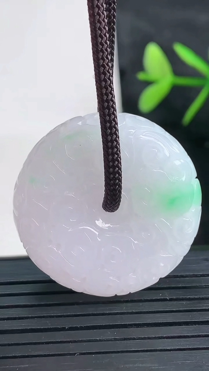 天然A货翡翠雕花平安扣吊坠尺寸29.7-10.3重量:18.21g
3月27日