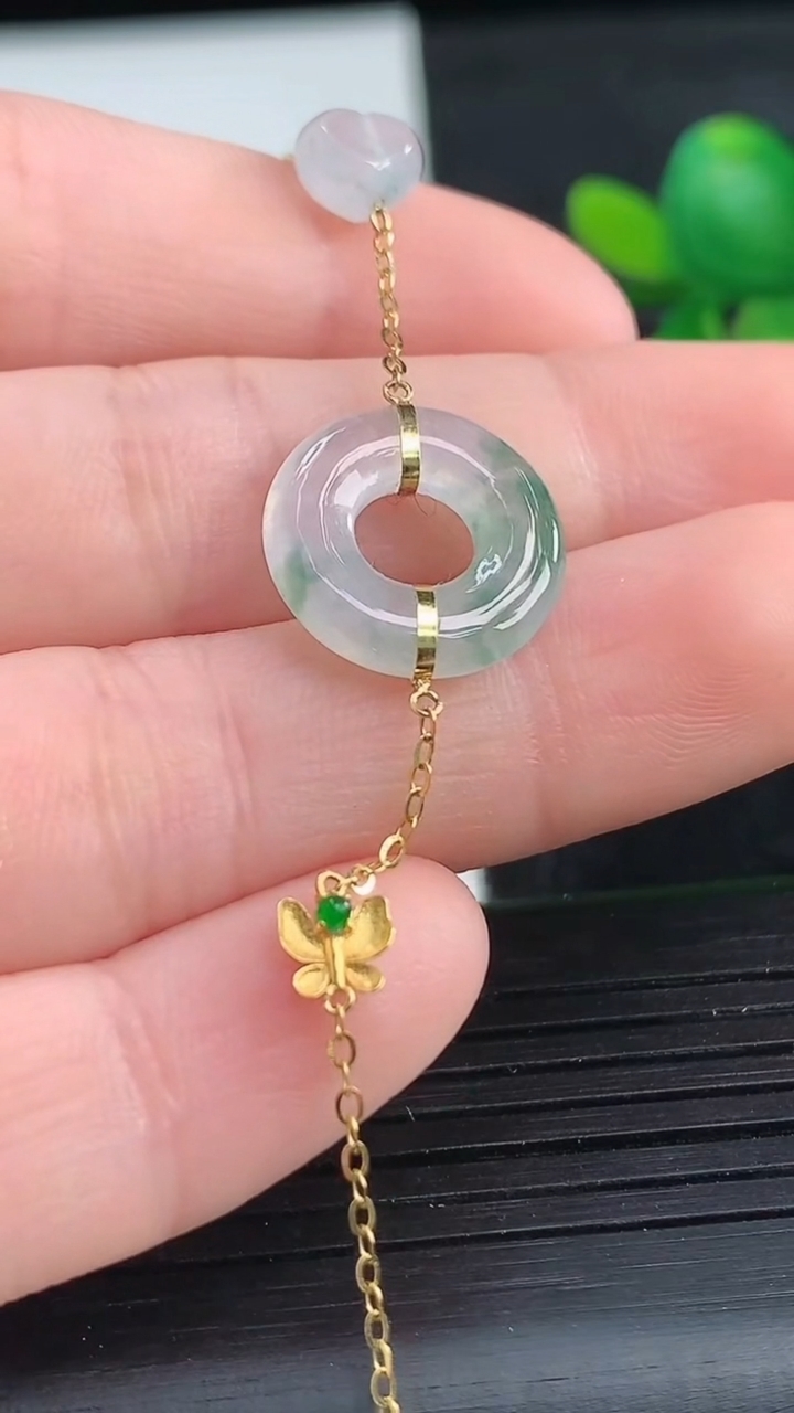 天然A货翡翠种飘花平安环手链尺寸13.6-2.7重量:1.67g
3月27日