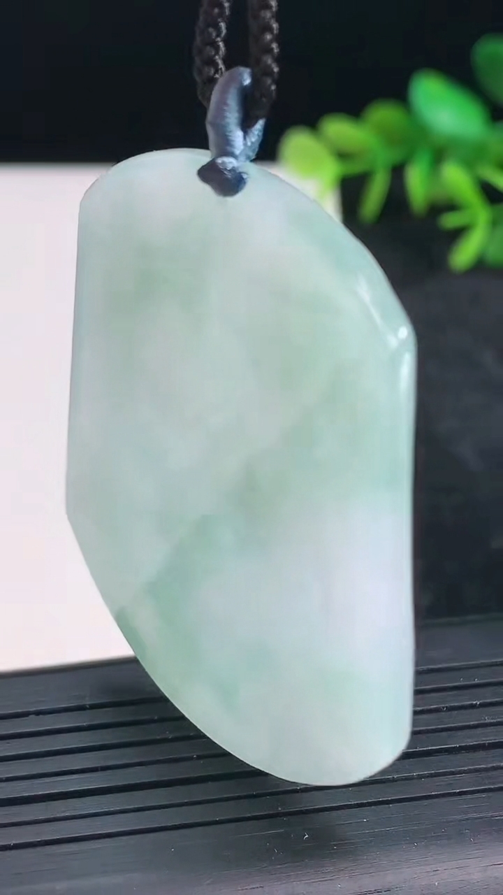 天然A货翡翠文殊菩萨吊坠尺寸51.4-44-5.6重量:26.76g
3月27日