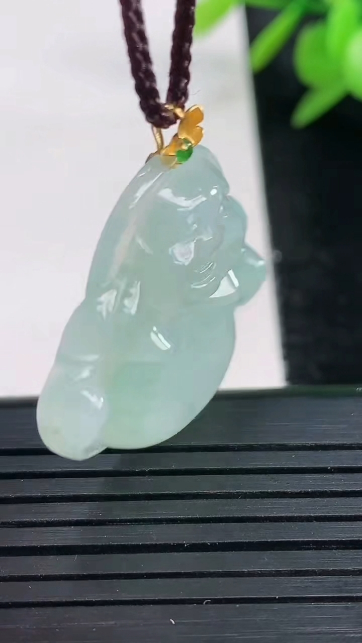 天然A货翡翠种飘花佛公吊坠尺寸26.9-30.4-6.3重量:7.33g
3月27日
