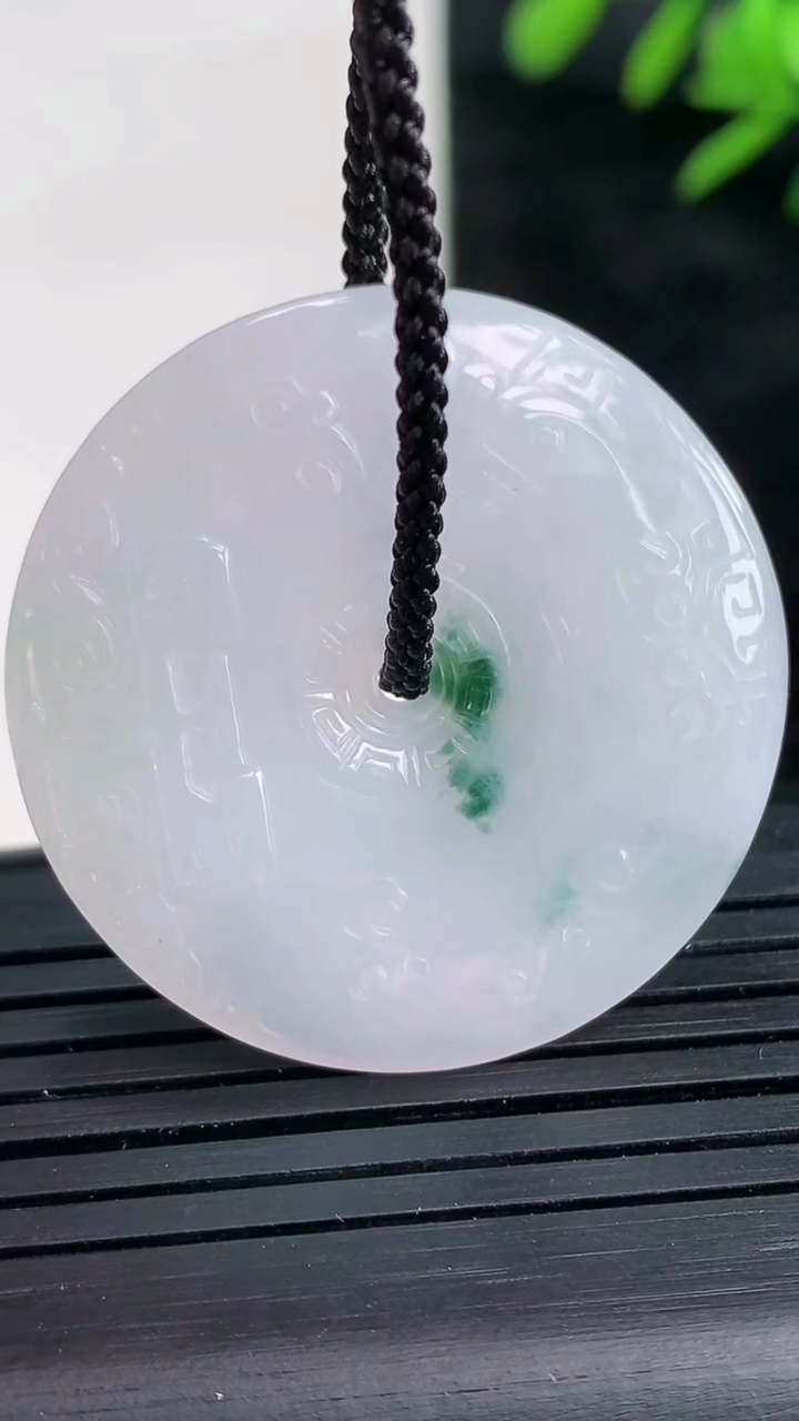 天然A货翡翠飘花复古平安扣吊尺寸34.2-4.7重量:10.71g
3月27日