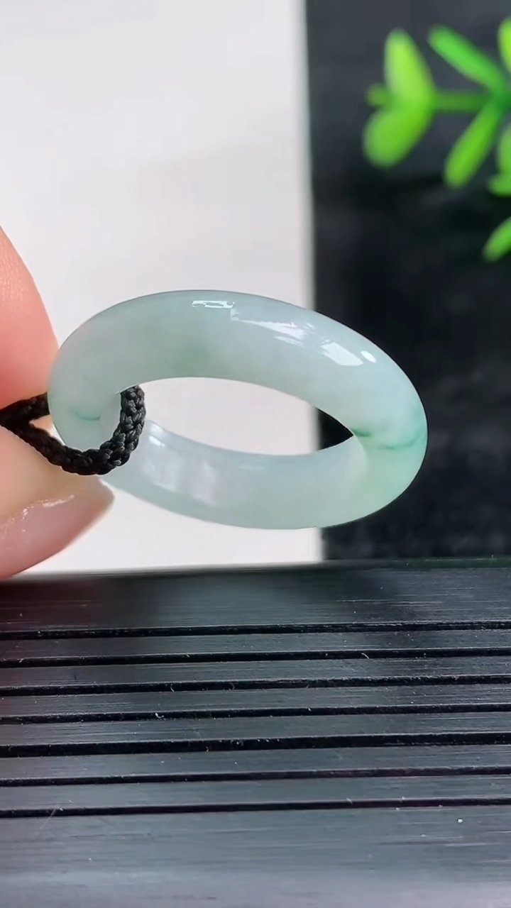 天然A货翡翠飘花指环戒指尺寸18.5-5.6-3.8重量:4.31g2026年3月27日
工厂直销收藏佳品,种好水足，色泽均匀，有种有色，上手高大气！