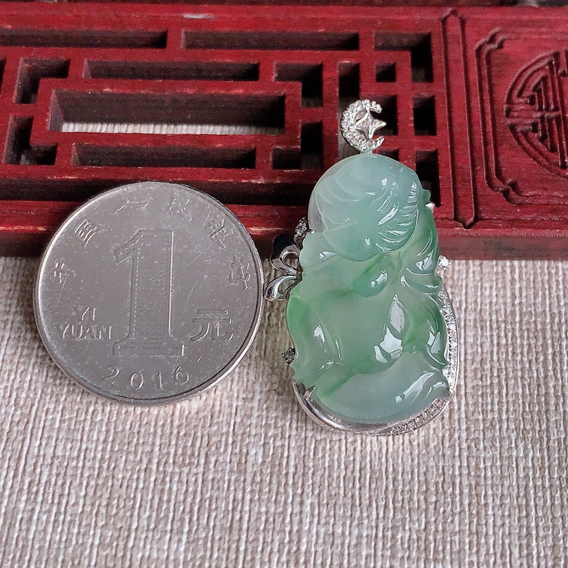 天然A货翡翠晴水飘花逍遥佛吊坠 
尺寸29.8-17-6mm 重量5.18g 0326