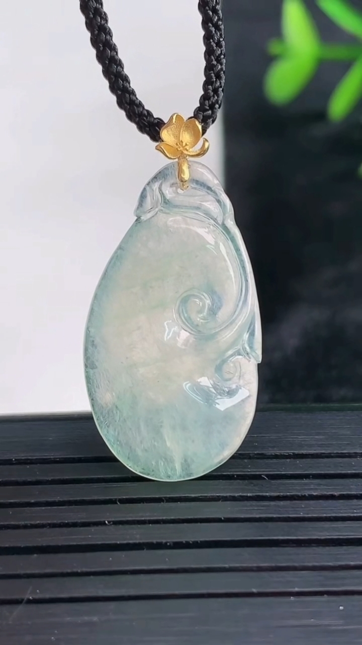 天然A货翡翠如意吊坠尺寸29.1-15.8-3.5重量:2.83g
3月27日