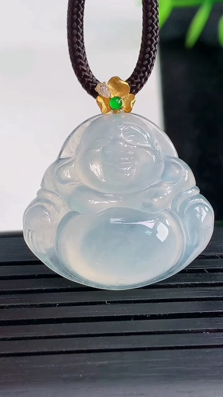 天然A货翡翠种白冰佛公吊坠尺寸24.1-25.8-6.1重量:5.91g
3月27日