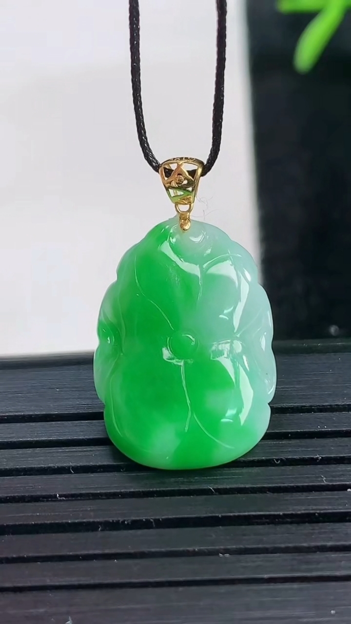 天然A货翡翠荷叶吊坠尺寸19.8-14.6-4.1重量:2.77g
3月27日