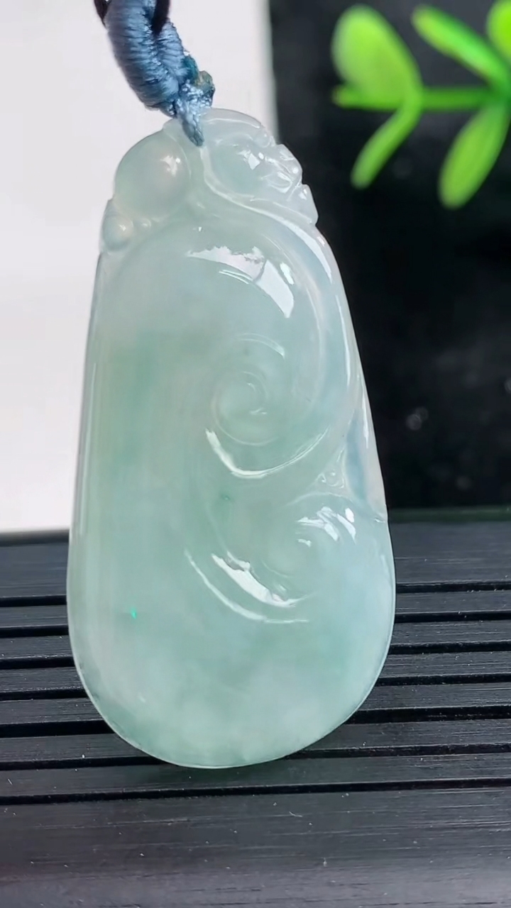 天然A货翡翠如意吊坠尺寸38.7-19.8-5重量:7.21g
3月27日