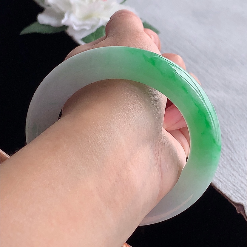 天然A货翡翠春带彩紫罗兰飘绿胖圆条手镯55-56圈口 
尺寸55-11.7mm 0326