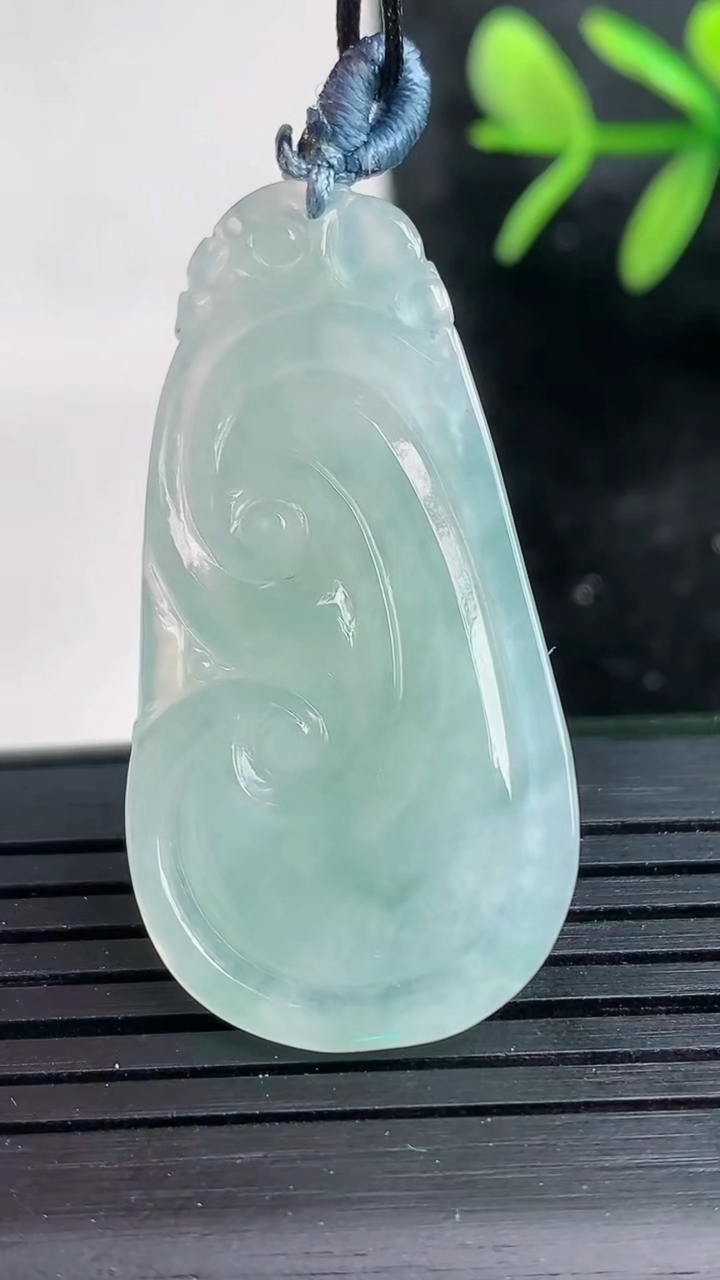 天然A货翡翠如意吊坠尺寸38.7-19.8-5重量:7.21g
3月27日