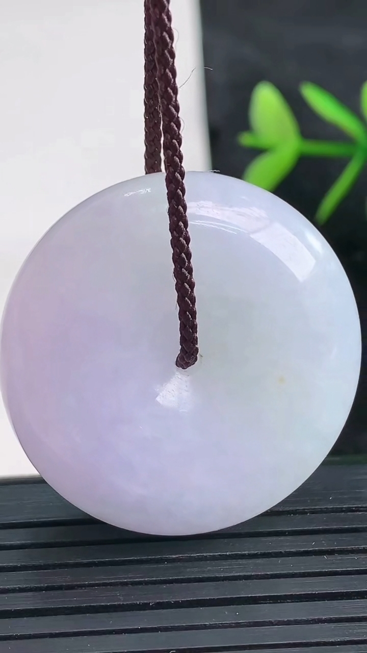 天然A货翡翠紫罗兰平安扣吊坠尺寸33.5-11.7重量:28.17g
3月27日