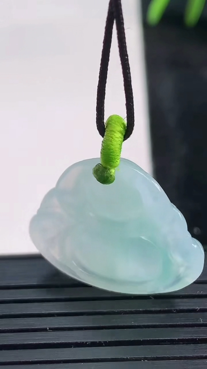 天然A货翡翠佛公吊坠尺寸21.2-25-5.6重量:4.37g
3月27日