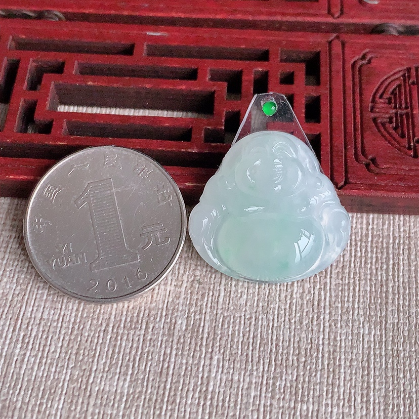 天然A货翡翠飘绿佛公吊坠 
尺寸23-24.8-6.5mm 重量5.90g 0326