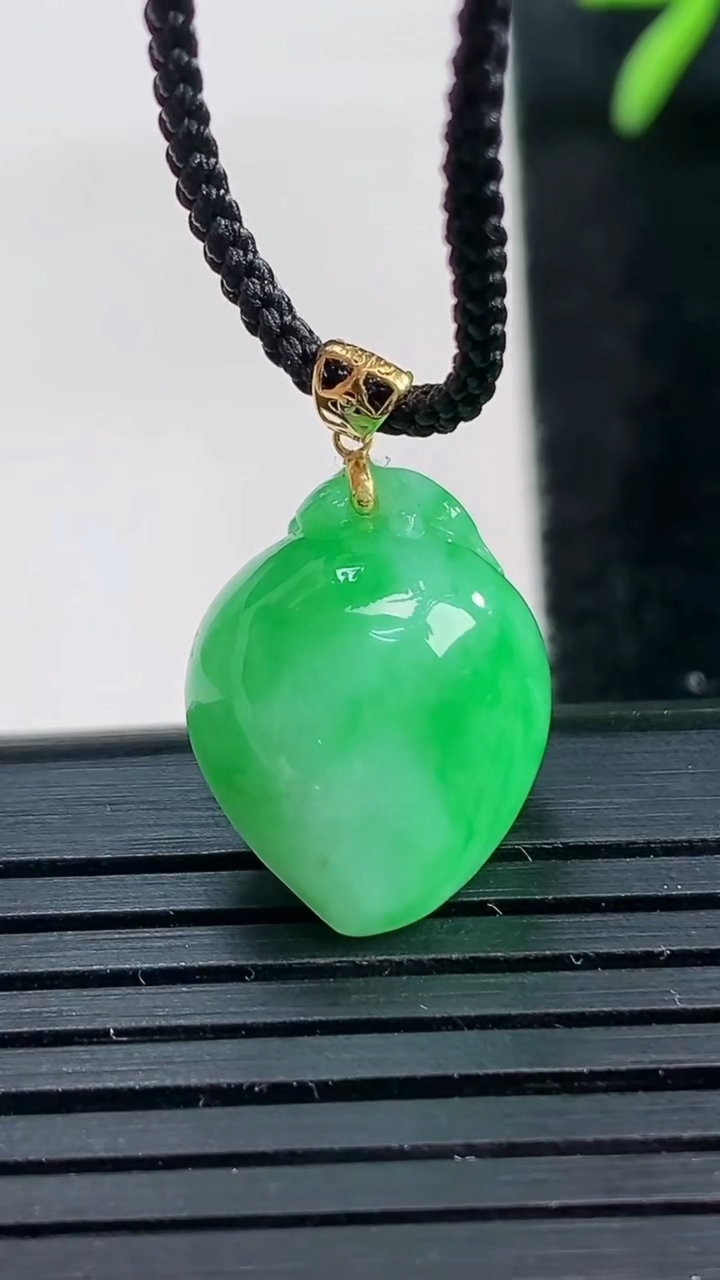 天然A货翡翠寿桃吊坠尺寸17.8-14-8.6重量:3.45g
3月27日