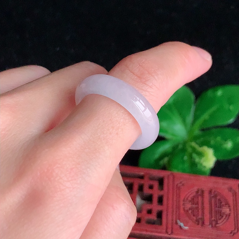 天然A货翡翠白月光素面戒指 
尺寸19.8-5.8-3.2mm 重量4.23g 0326