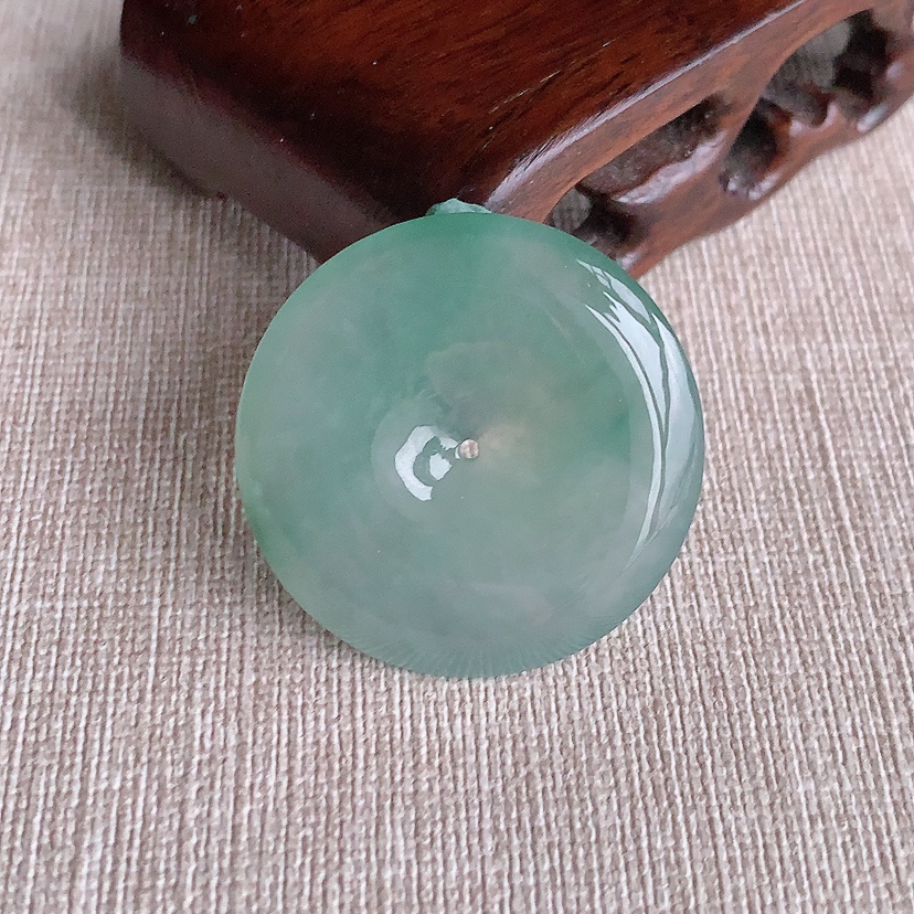 天然A货翡翠晴水飘花平安扣吊坠 
尺寸32.3-6mm 重量12.83g 0326