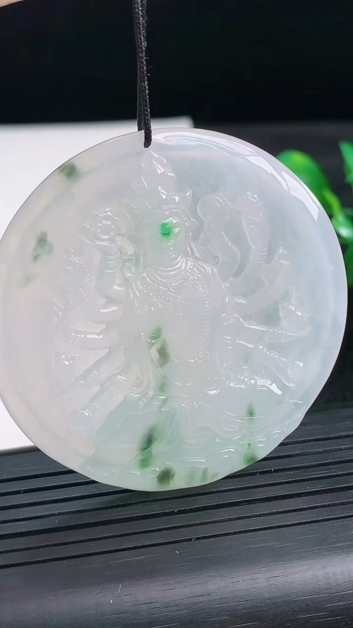 天然A货翡翠冰种飘花千手观音吊坠尺寸52.6-5.9重量:27.20g
3月27日